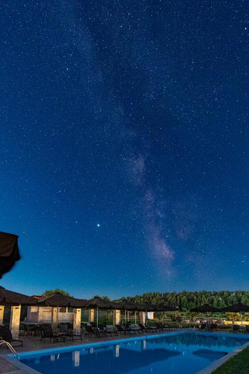 Bazén v ubytování Mint Retreat Suites nebo v jeho okolí