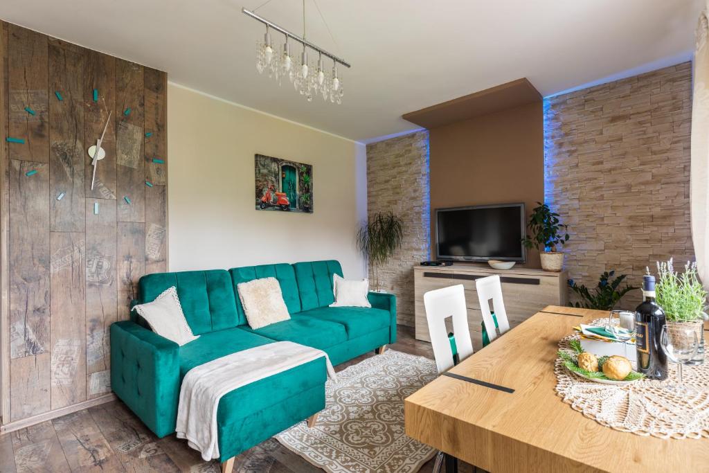 Televízia a/alebo spoločenská miestnosť v ubytovaní Apartamenty Deja Vu Zakopane