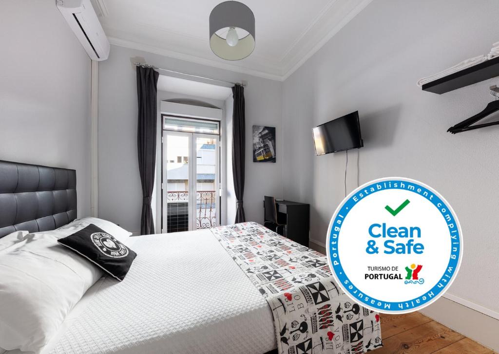 リスボンにあるLX Sweet Homeのベッドルーム1室(ベッド1台付)、清潔で安全なサインが備わります。