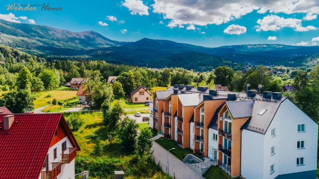 een luchtzicht op een dorp met huizen en bergen bij Wonder Home - Apartamenty w malowniczej okolicy z balkonami i widokiem na góry in Karpacz