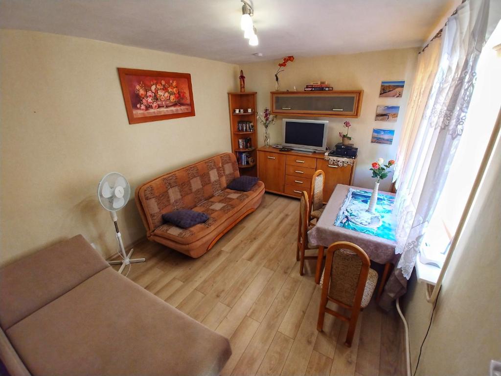 Televízia a/alebo spoločenská miestnosť v ubytovaní Domek nad morzem Wisełka
