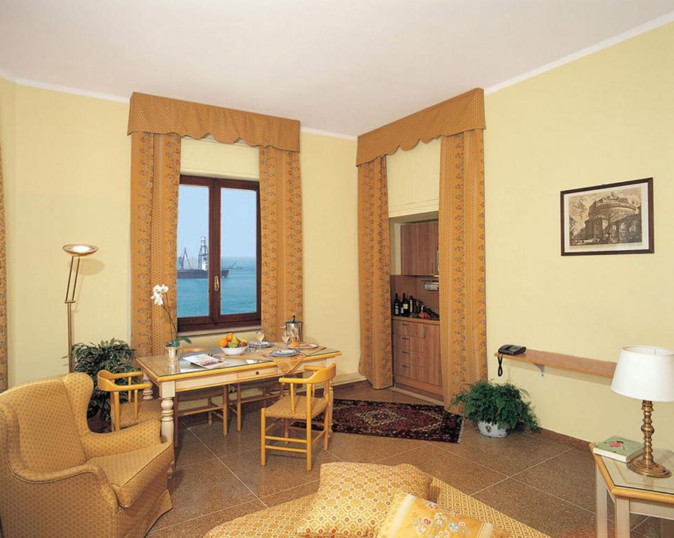 un soggiorno con tavolo e sedia di Residence Ancona ad Ancona