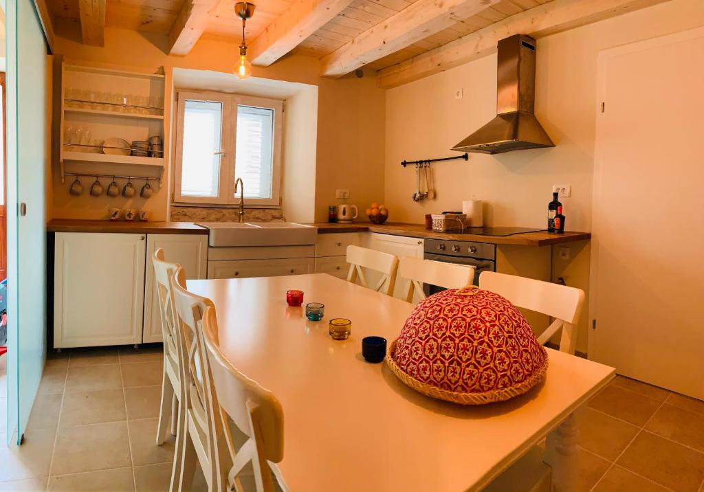 eine Küche mit einem Tisch und einer Schüssel darauf in der Unterkunft La Casetta di Gloria in Lumbarda