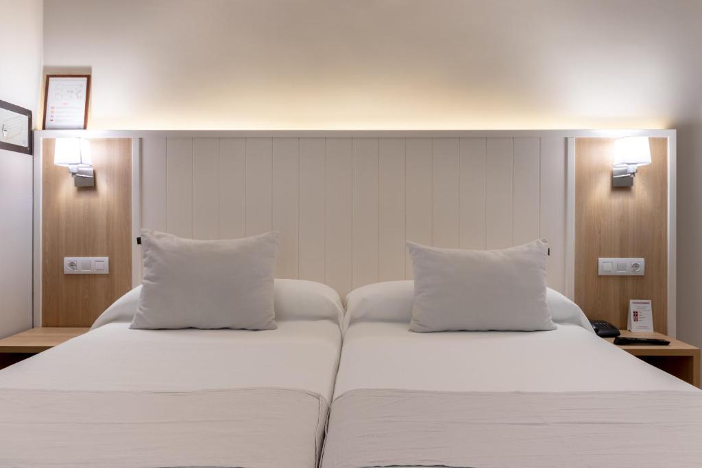 Postel nebo postele na pokoji v ubytování Hotel Artaza