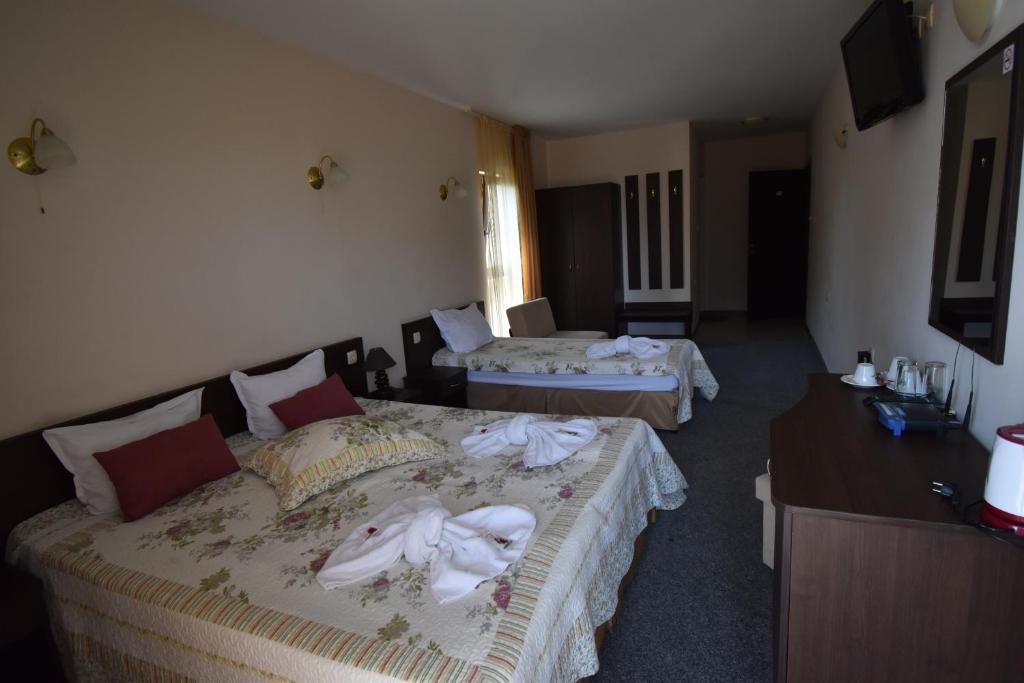 Postel nebo postele na pokoji v ubytování Kandrovi Sozopol