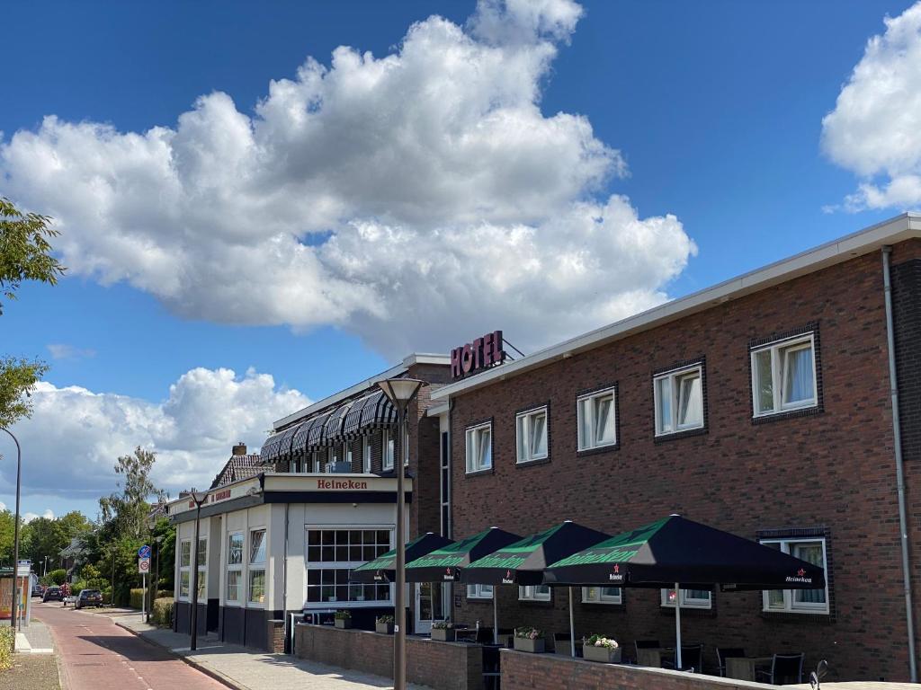 ein Backsteingebäude mit einem Schild darüber in der Unterkunft Hotel de Keizerskroon Amsterdam-Schiphol-Halfweg in Halfweg