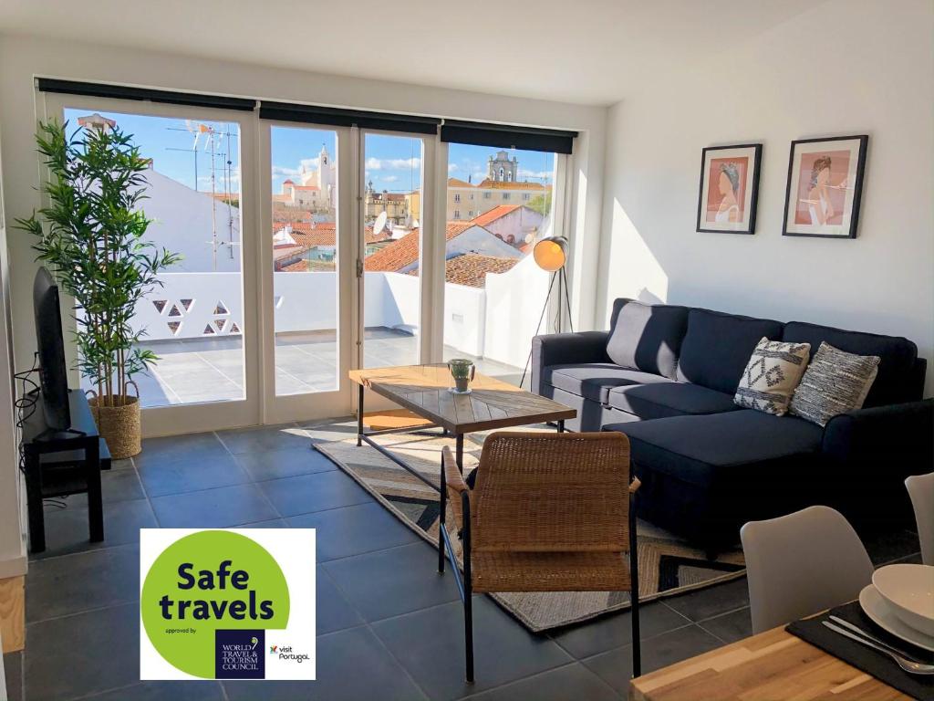 a living room with a couch and a table at Casa dos Castelos in Évora