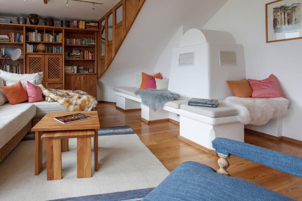 A seating area at Ferienwohnung am Bründlweg