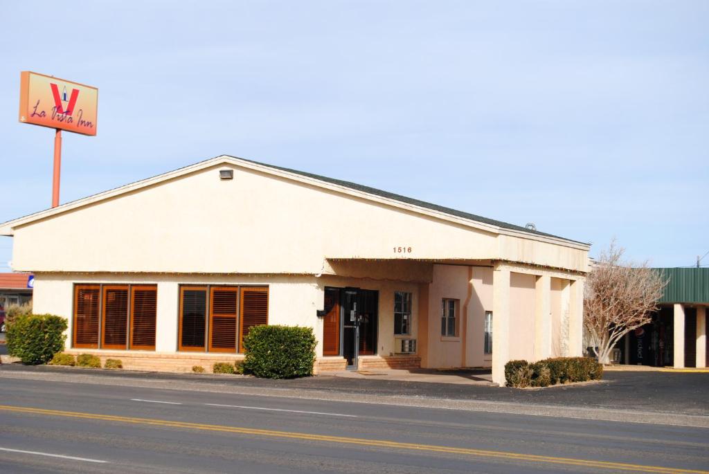 um edifício ao lado de uma rua em La Vista Inn em Clovis