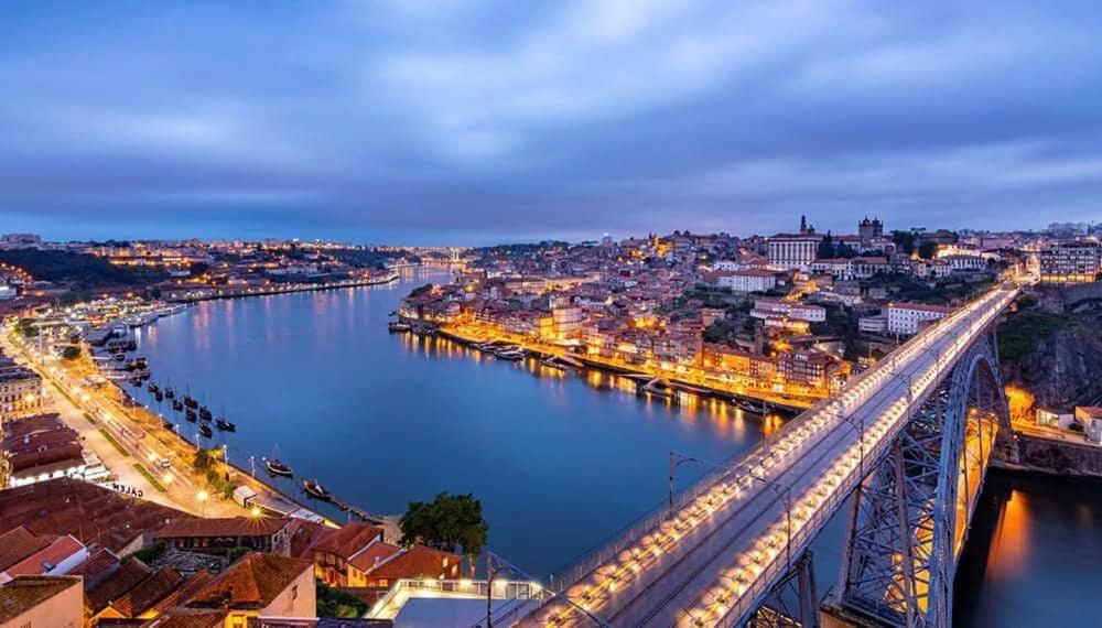 Blick auf einen Fluss mit einer Brücke und eine Stadt in der Unterkunft vivendas Alves Pinho in Santa Maria da Feira