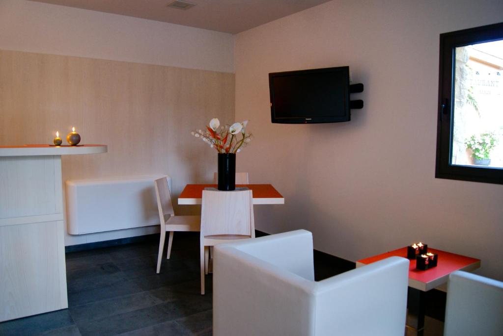 TV a/nebo společenská místnost v ubytování Restaurante y Alojamiento Can Mach