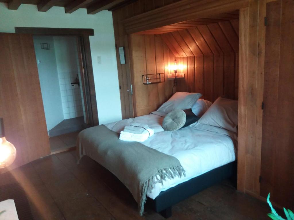 B&B kasteel Ammersoyen - Double Room With Private Bathroom