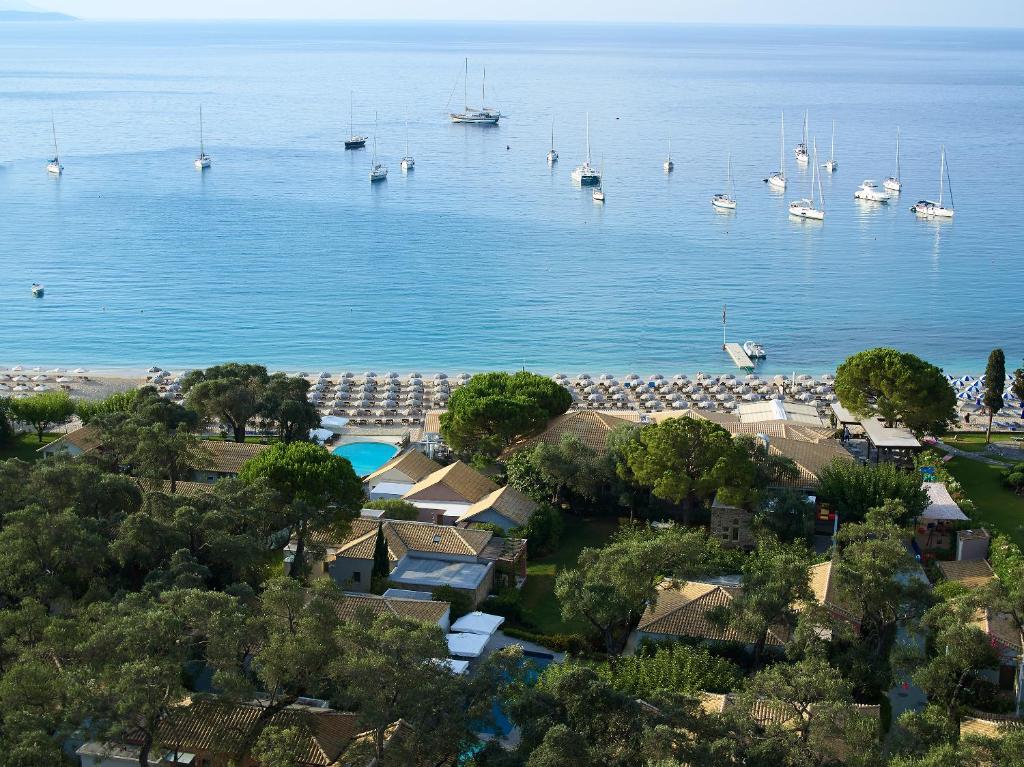 een uitzicht op een grote hoeveelheid water met boten bij Parga Beach Resort in Parga