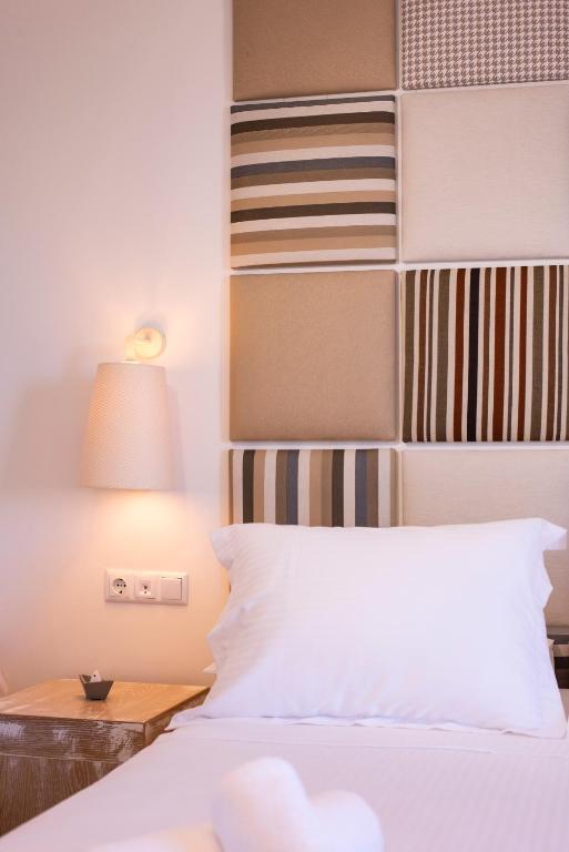 Postel nebo postele na pokoji v ubytování Acron Suites