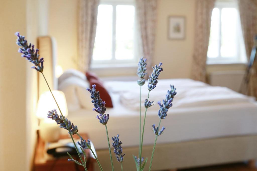 Postel nebo postele na pokoji v ubytování Renaissancehotel Raffelsberger Hof B&B