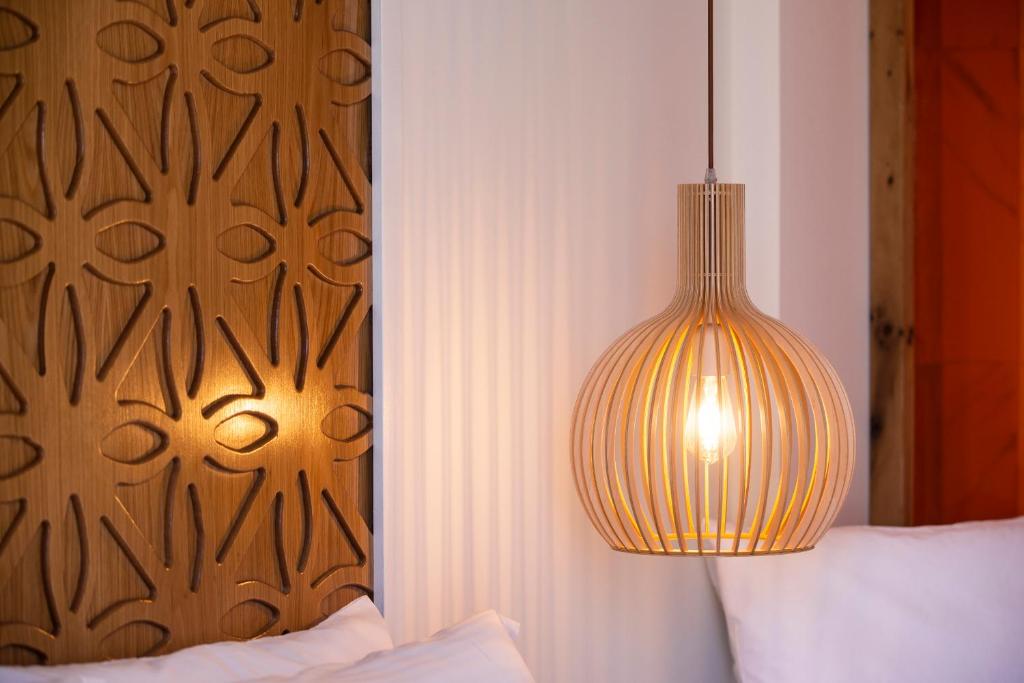 Postel nebo postele na pokoji v ubytování Acron Suites