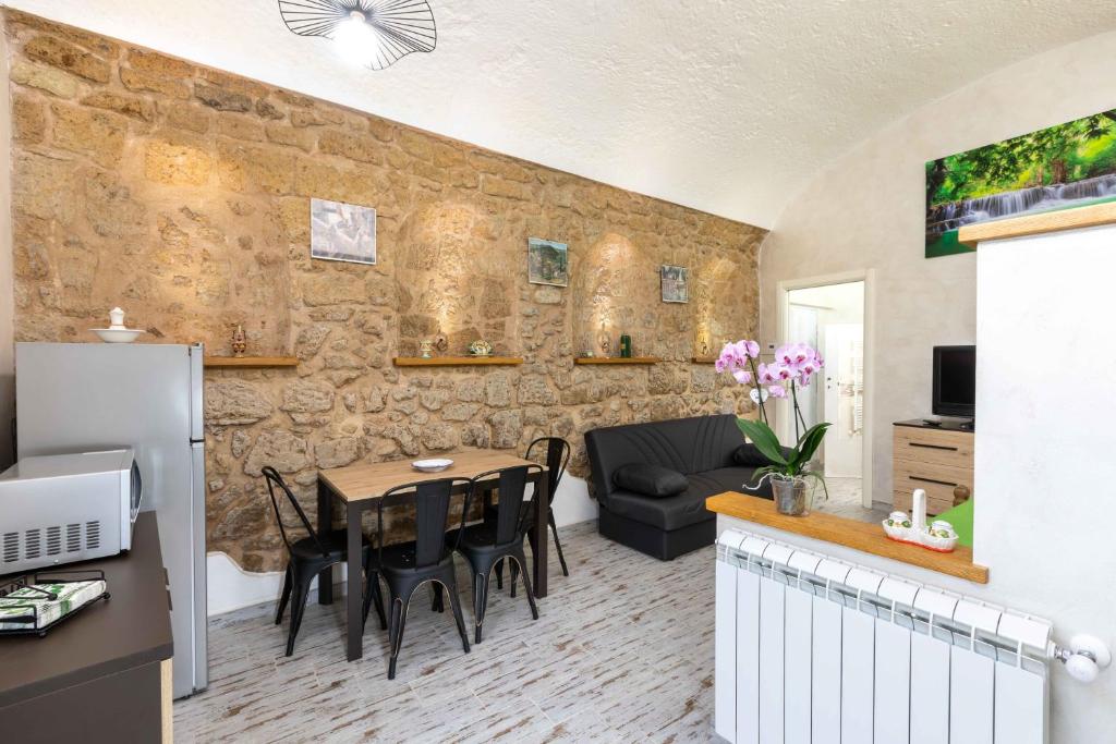 cocina y sala de estar con mesa y sillas en Green house en Orvieto