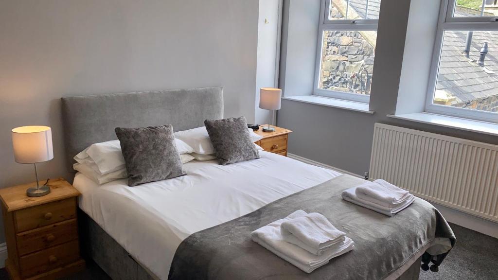 sypialnia z łóżkiem z dwoma ręcznikami w obiekcie The Nook w mieście Embleton
