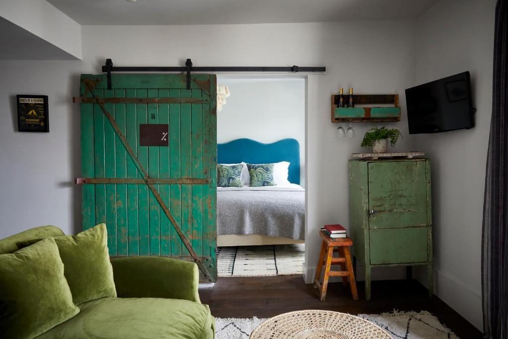 een slaapkamer met een groene deur en een bed bij Artist Residence Cornwall in Penzance
