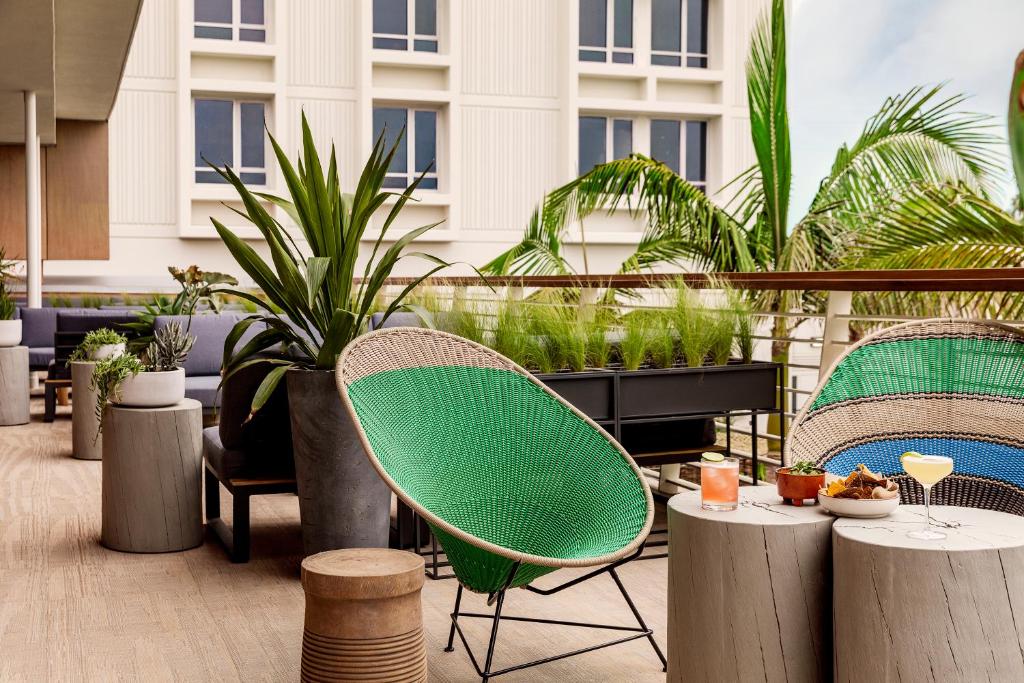 Posezení v ubytování Hotel June West LA, a Member of Design Hotels