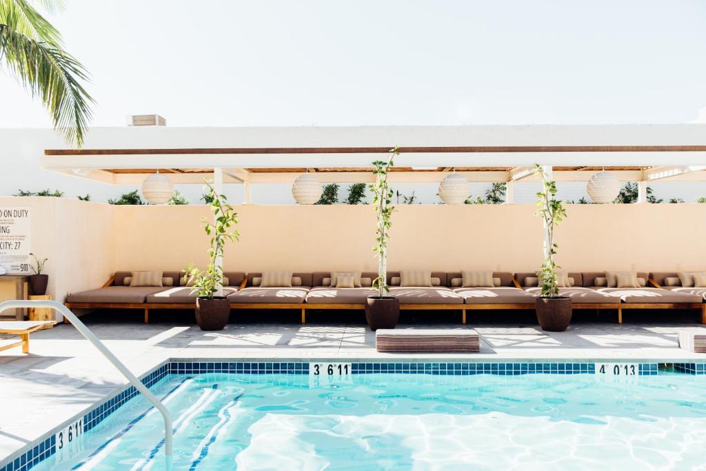 Bazén v ubytování Hotel June West LA, a Member of Design Hotels nebo v jeho okolí