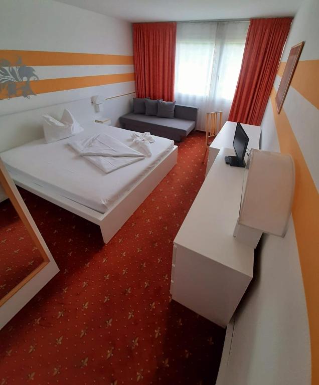 Postel nebo postele na pokoji v ubytování Lenas West Hotel