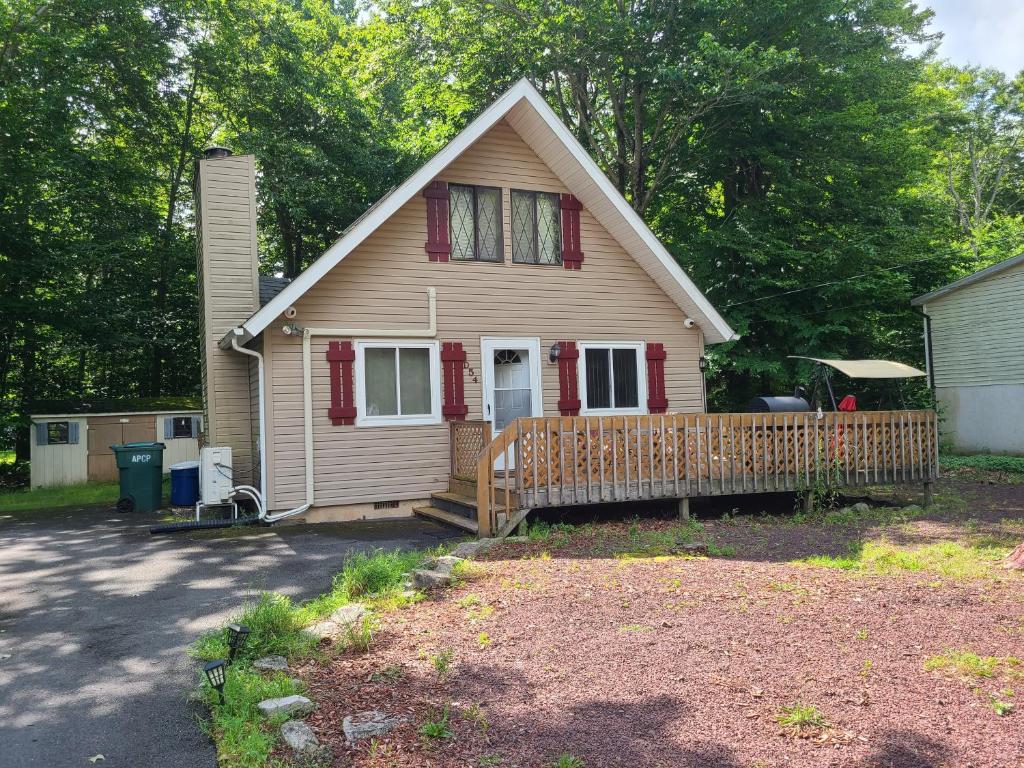 Cozy Chalet Free WiFi, and Grill, Pocono Country Place (updated prices