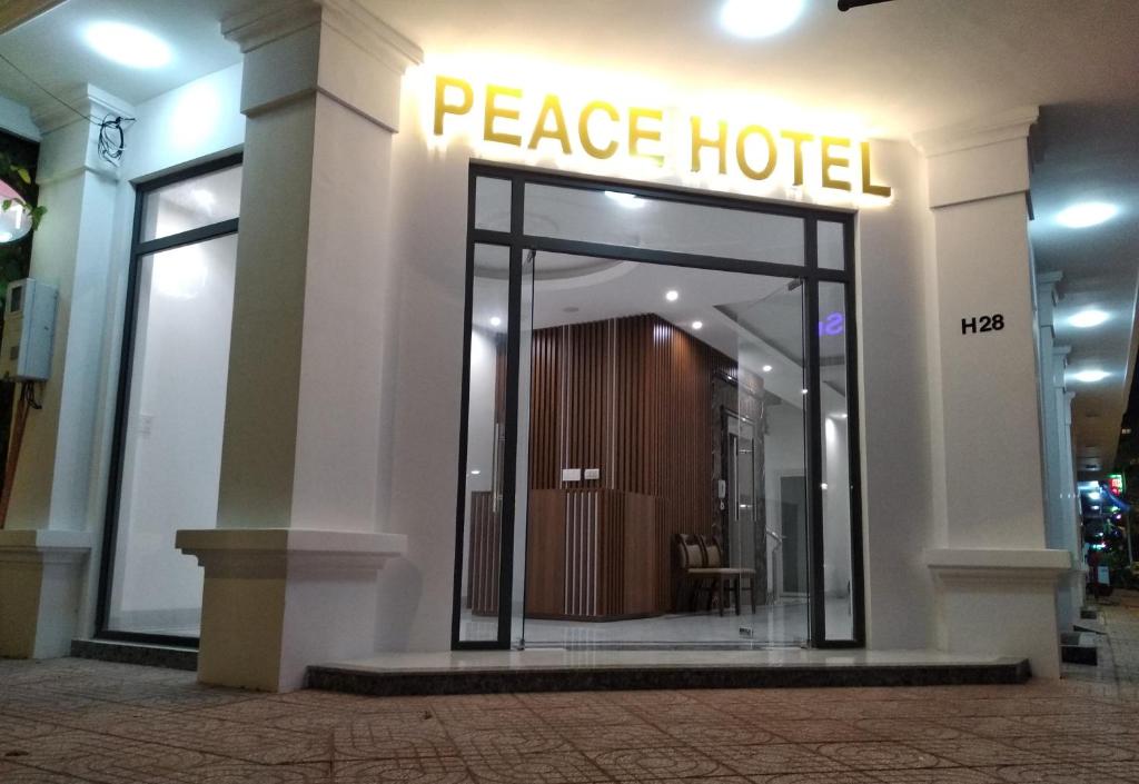 頭頓的住宿－PEACE HOTEL，建筑一侧的宁静酒店标志