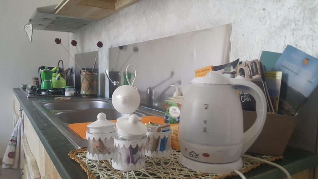 een aanrecht met een wastafel en een waterkoker bij Casa Orchidea in Orvieto
