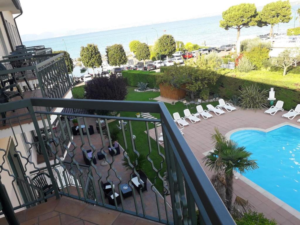 Bazén v ubytování Hotel Fornaci nebo v jeho okolí