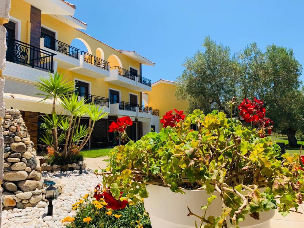 une maison avec des fleurs devant elle dans l'établissement Saint George Sithonia, à Neos Marmaras