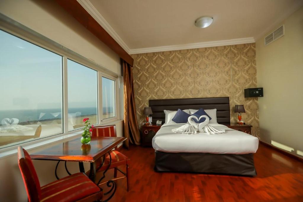 Een bed of bedden in een kamer bij Mermaid Beach Hotel LLC