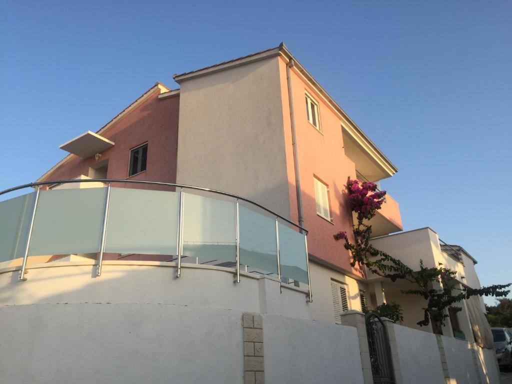 a building with a glass balcony on the side of it at Villa Linda in Ražanj