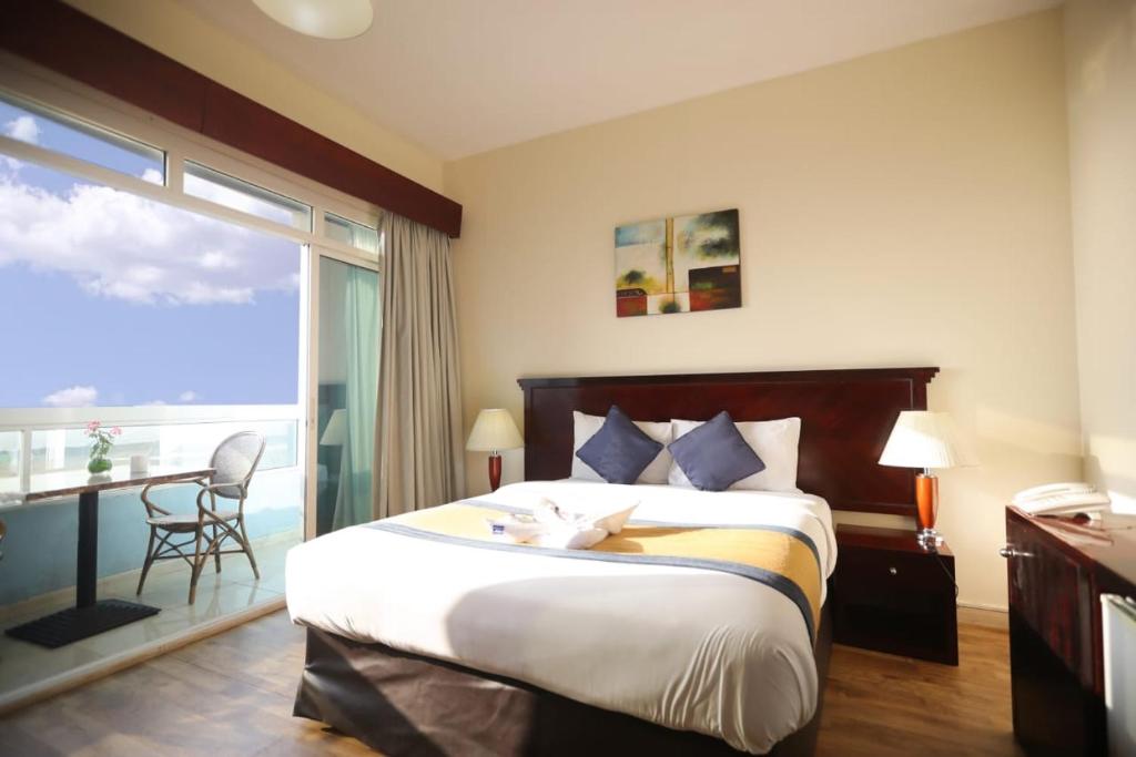 Een bed of bedden in een kamer bij Mermaid Beach Hotel LLC