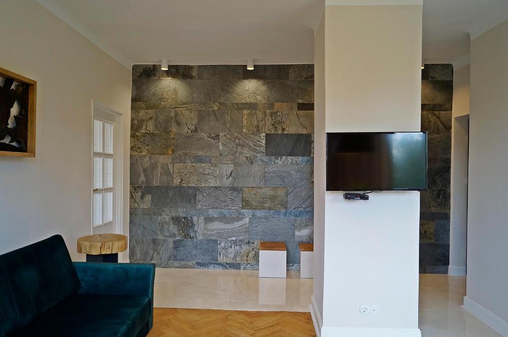 Televízia a/alebo spoločenská miestnosť v ubytovaní Apartament Pisz Centrum 7