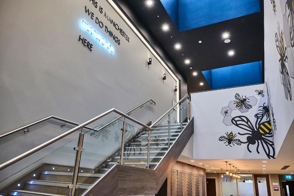 Hotel Holiday Inn Manchester - City Centre by IHG, a staircase in a hospital with a sign on the wall at Holiday Inn Manchester - City Centre by IHG in Manchester