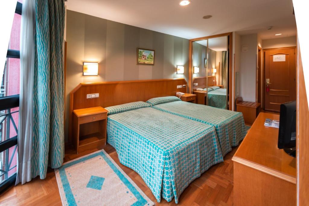 Habitación de hotel con cama y baño en Astures, en Oviedo