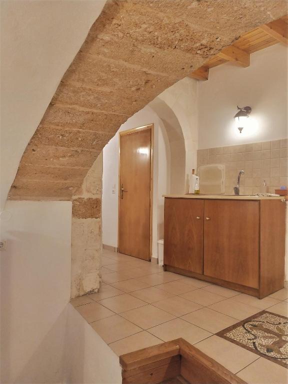 duża kuchnia ze zlewem i ladą w obiekcie Odyssey House w Chanii