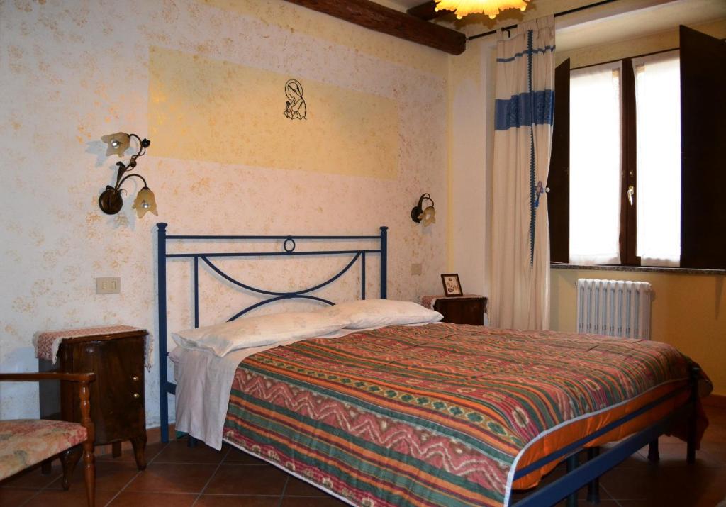 1 dormitorio con 1 cama con colcha colorida en Aritzo appartamento romantico, en Aritzo