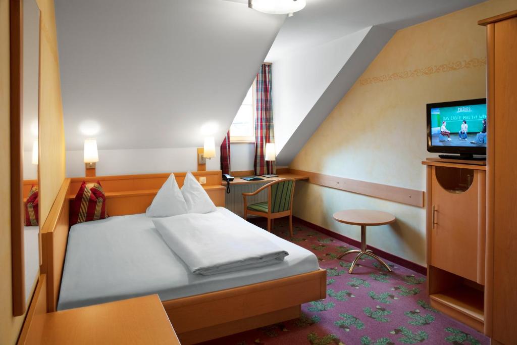 TV a/nebo společenská místnost v ubytování Landhotel Drei Eichen
