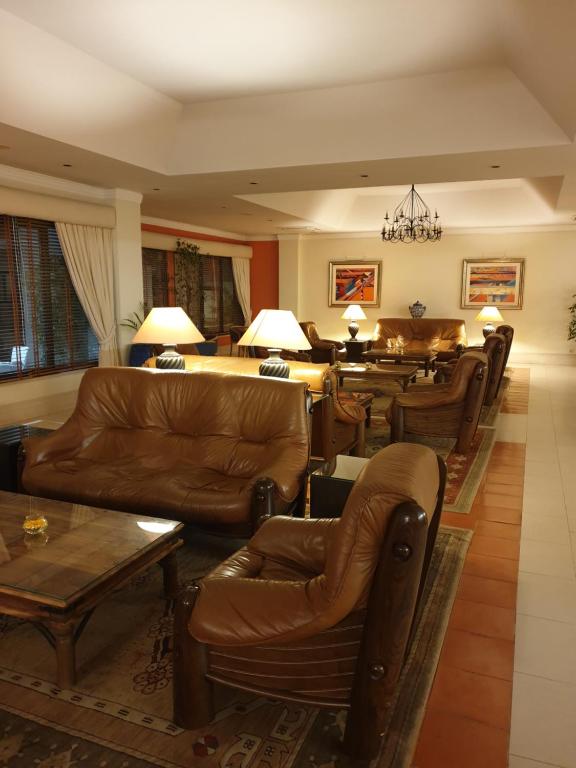 Uma área de estar em Santarem Hotel
