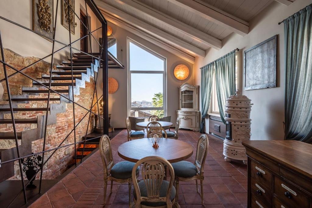sala de estar con mesa y escalera de caracol en Egodomus Charme Apartments - Casa della Gemma, en Montemagno
