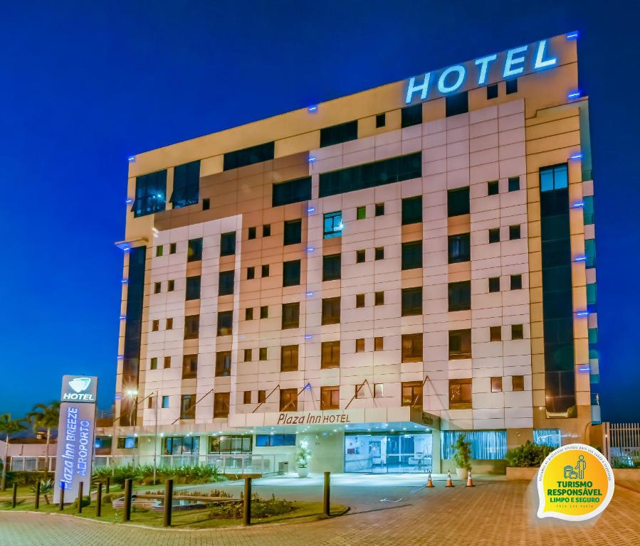 um edifício de hotel com uma placa de hotel em Plaza Inn Breeze Aeroporto em Goiânia