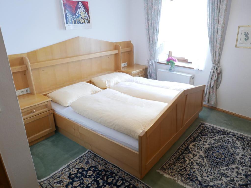 1 dormitorio con 2 camas y ventana en Stadtwohnung Franz bis 6 Personen Hallein bei Salzburg, en Hallein