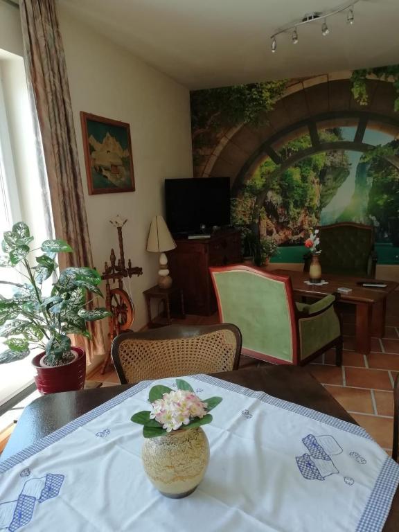 TV a/nebo společenská místnost v ubytování Wershofen/Eifel