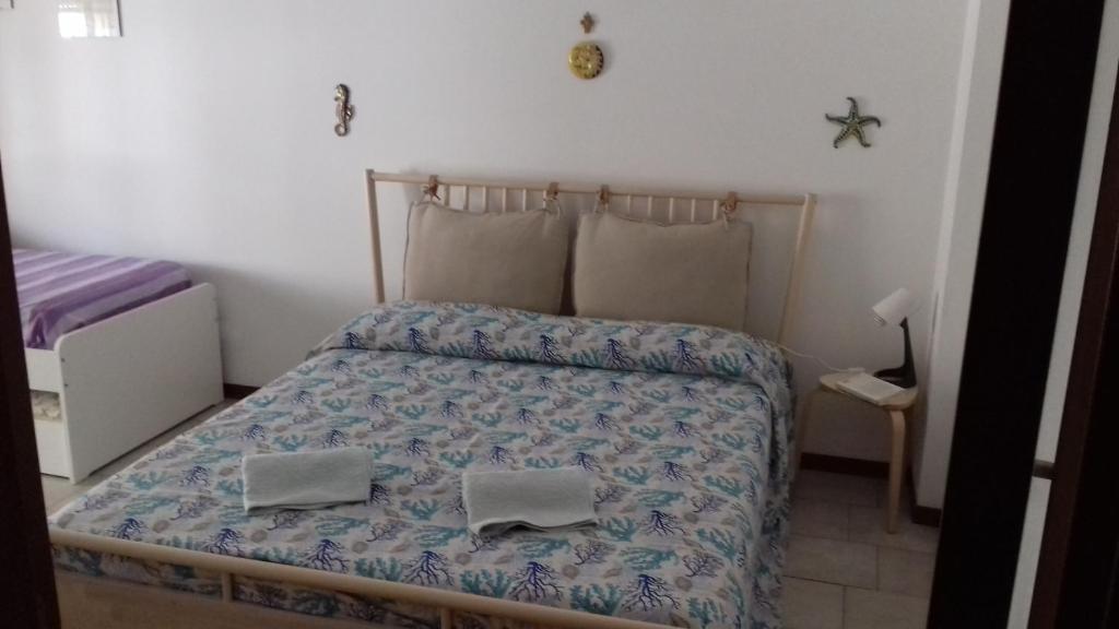 a bedroom with a bed with two towels on it at Casa vacanze Naxos in Giardini Naxos