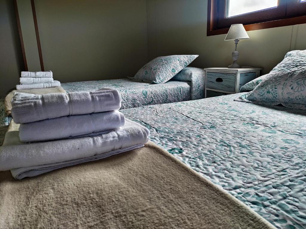 Łóżko lub łóżka w pokoju w obiekcie Apartamentos El Prau