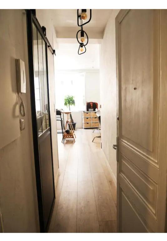 un couloir vide avec une porte et une chambre dans l'établissement T2 au coeur de Bayonne, à Bayonne