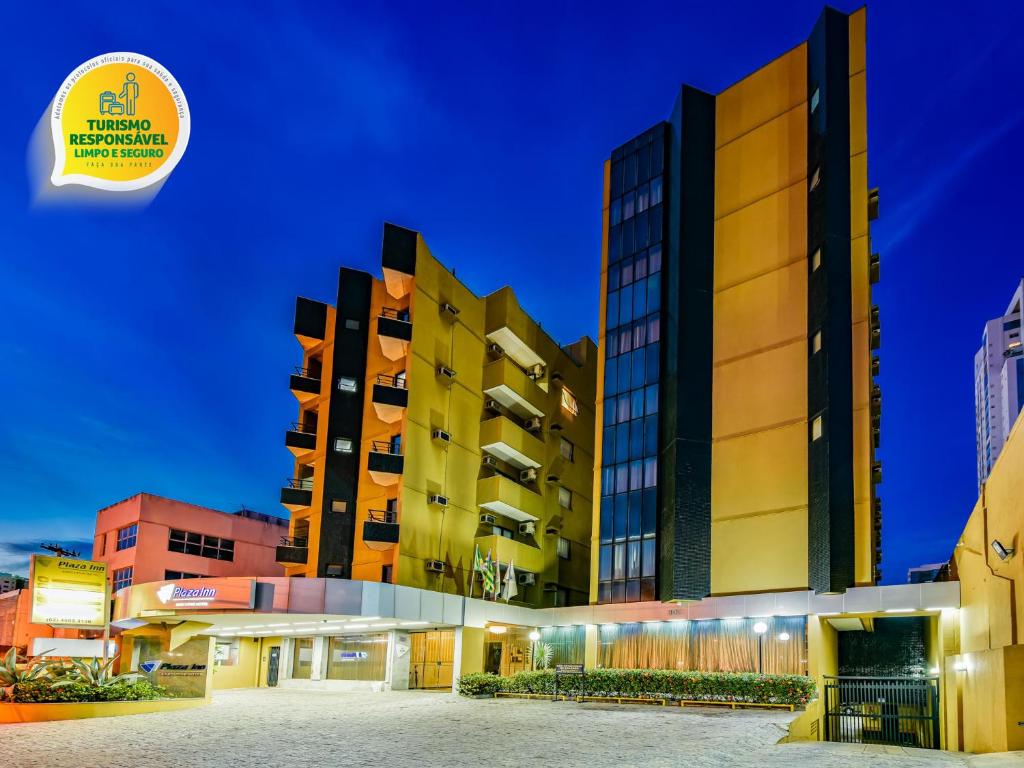 un hotel con due edifici alti di notte di Plaza Inn Executive a Goiânia