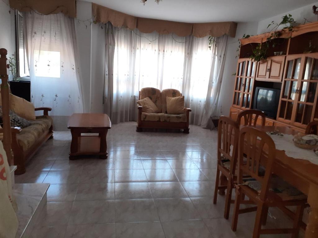 ein Wohnzimmer mit einem Sofa und einem Tisch in der Unterkunft Casa URIN in Almenar
